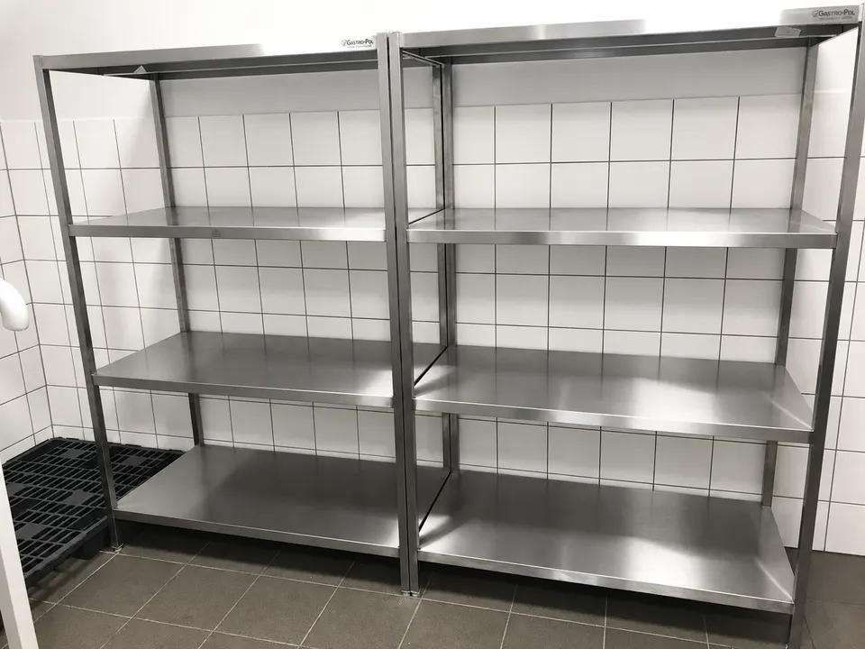 Regały ze stali nierdzewnej w magazynie
