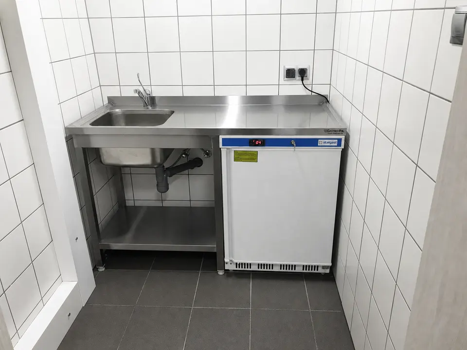 Stanowisko zmywania ze zlewem i urządzeniem podblatowym