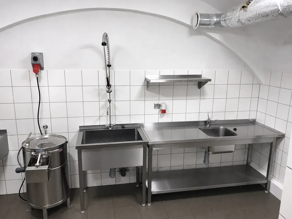 Szeroki widok stanowisk w obieralni