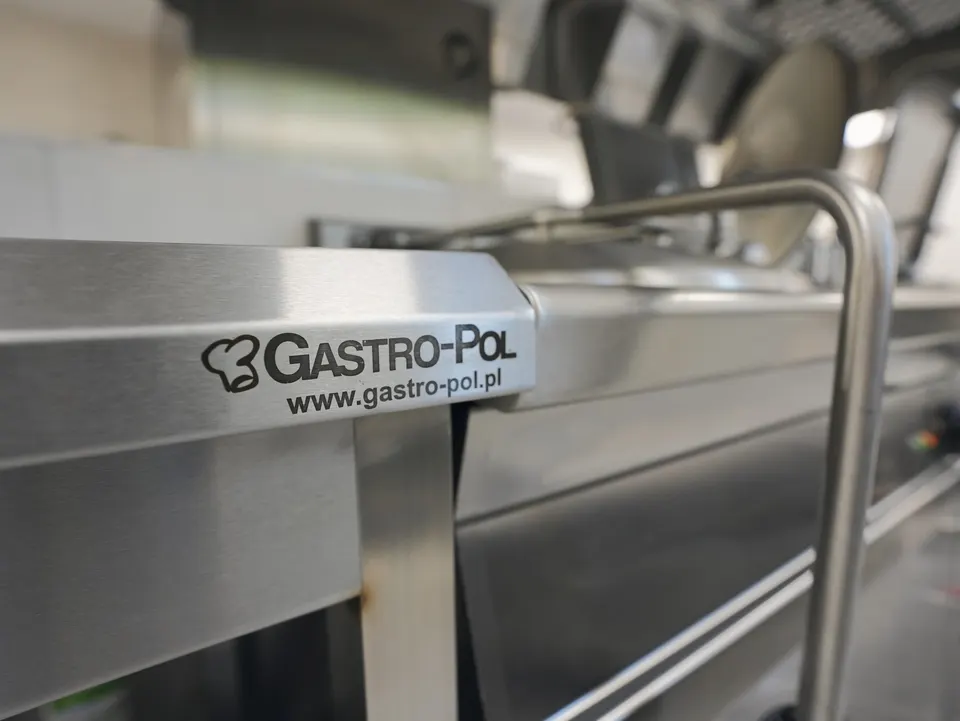 Detal znaku Gastro-Pol na elemencie wyposażenia